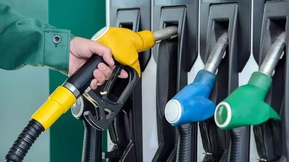 Akaryakıt fiyatlarında yeni bir zam dalgası gündemde. Küresel petrol piyasalarında