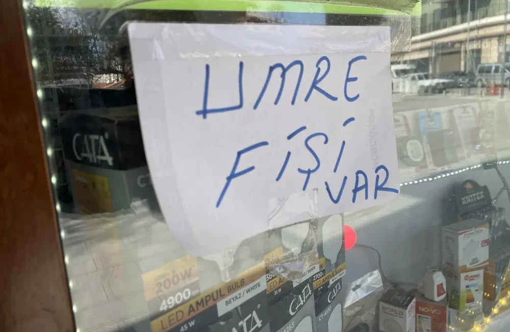 Konya Bedesteni’nde hizmet veren bir işletmenin camında yazılı olan ‘Umre