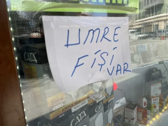 Konya Bedesteni’nde hizmet veren bir işletmenin camında yazılı olan ‘Umre