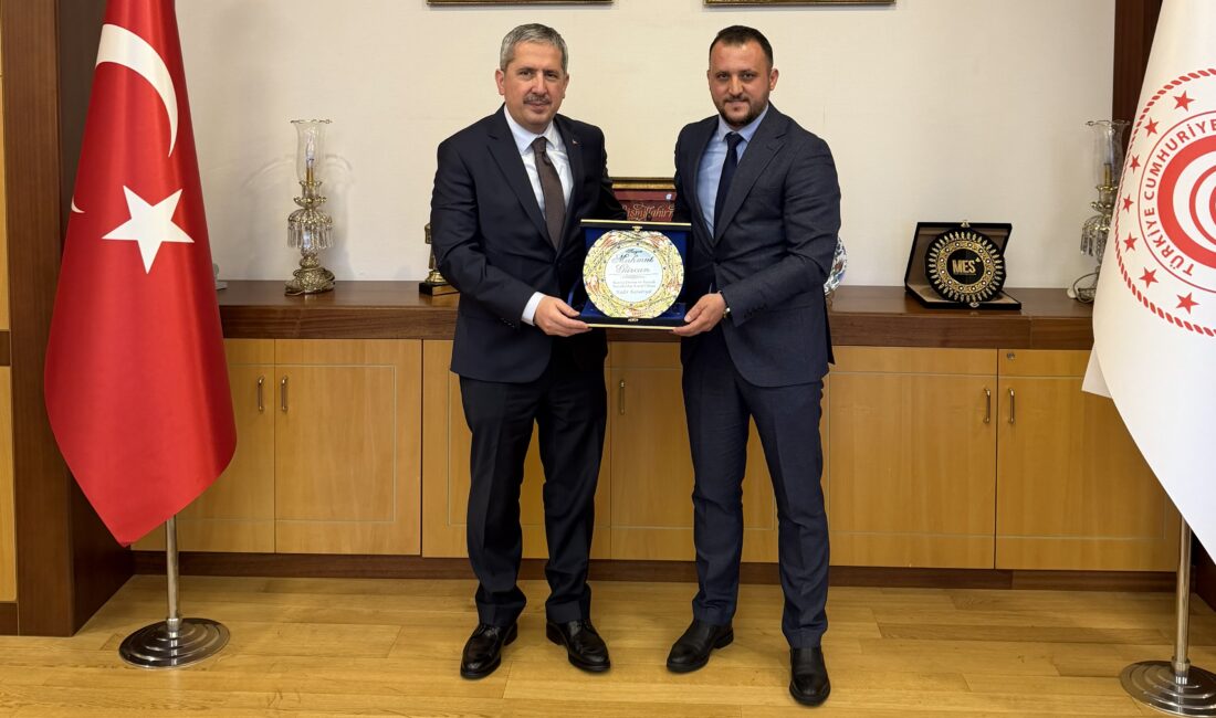 Konya Demirciler Odası Başkanı Kadir Karabıyık, Ticaret Bakan Yardımcısı Mahmut