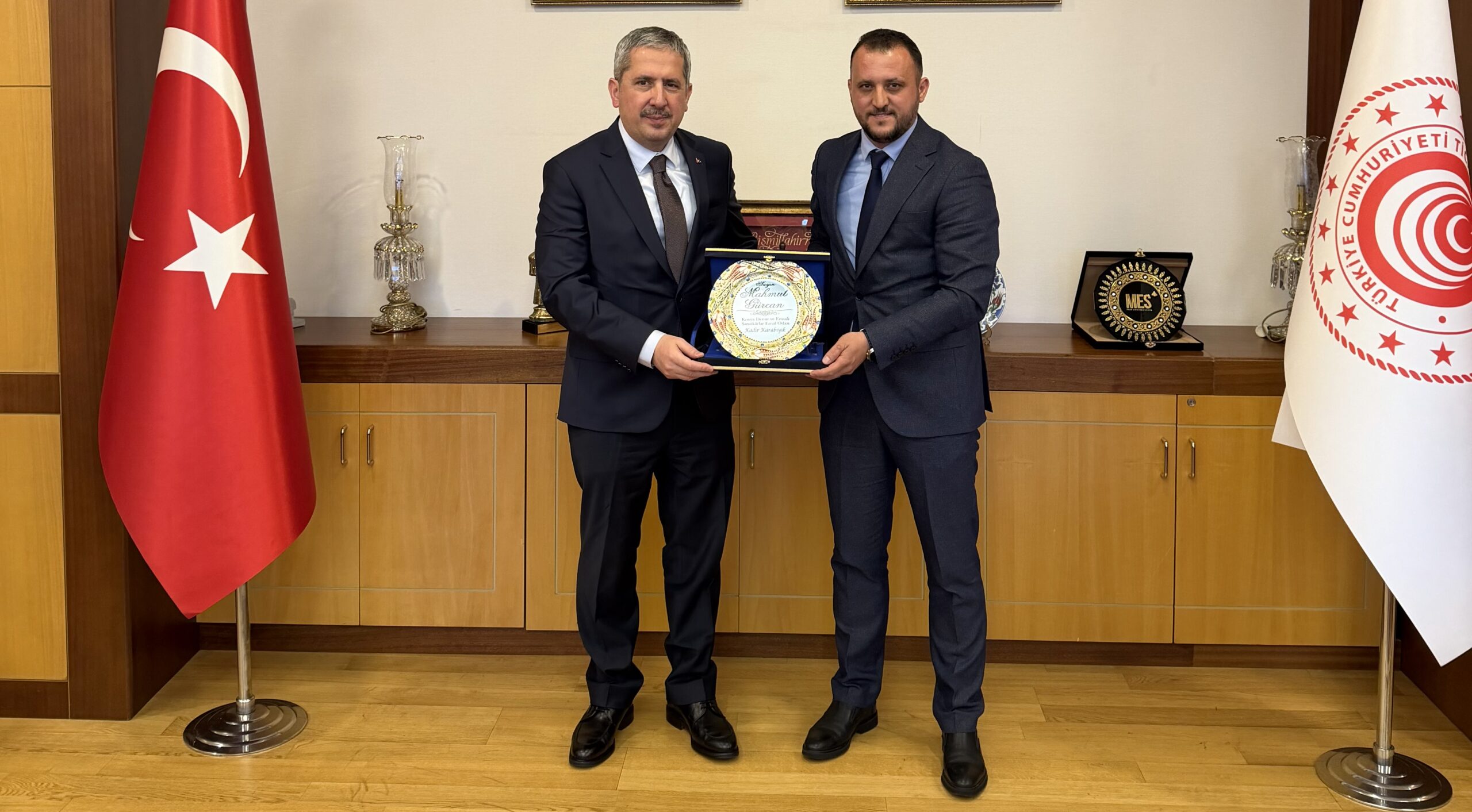 Konya Demirciler Odası Başkanı Kadir Karabıyık, Ticaret Bakan Yardımcısı Mahmut