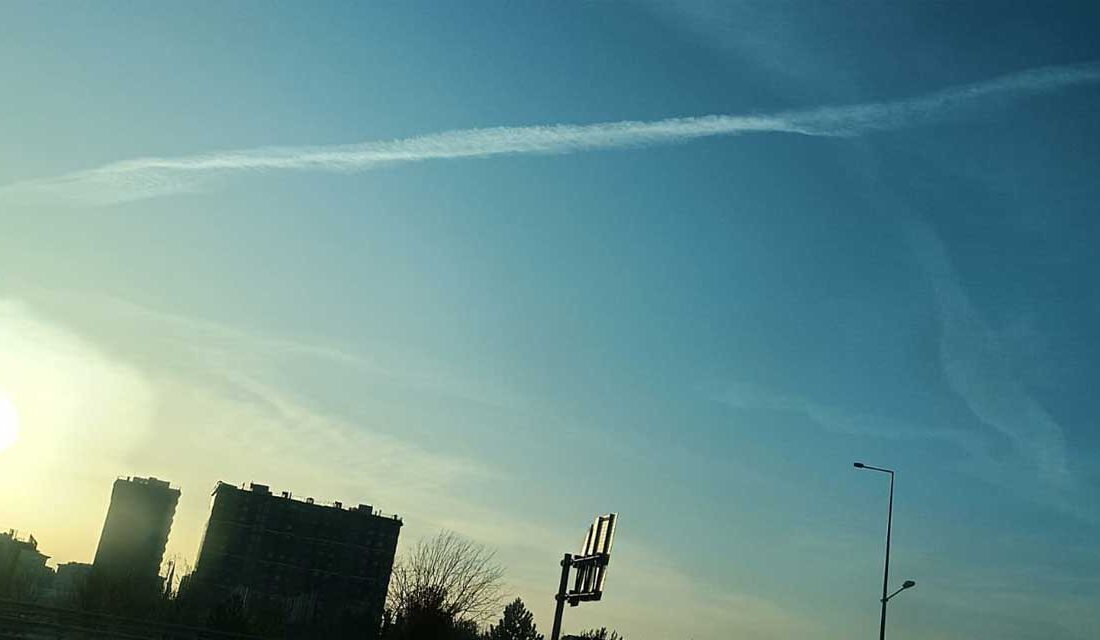 Konya’da gökyüzünde görülen uzun ve beyaz izler vatandaşların ilgisini çekti.